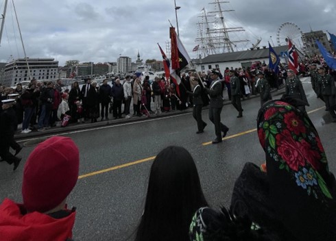 Foto: Bryggen, 17.-Mai-Parade, Georg Benger