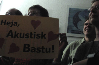 Eine begeisterte Menge jubelt den Künstlern zu.