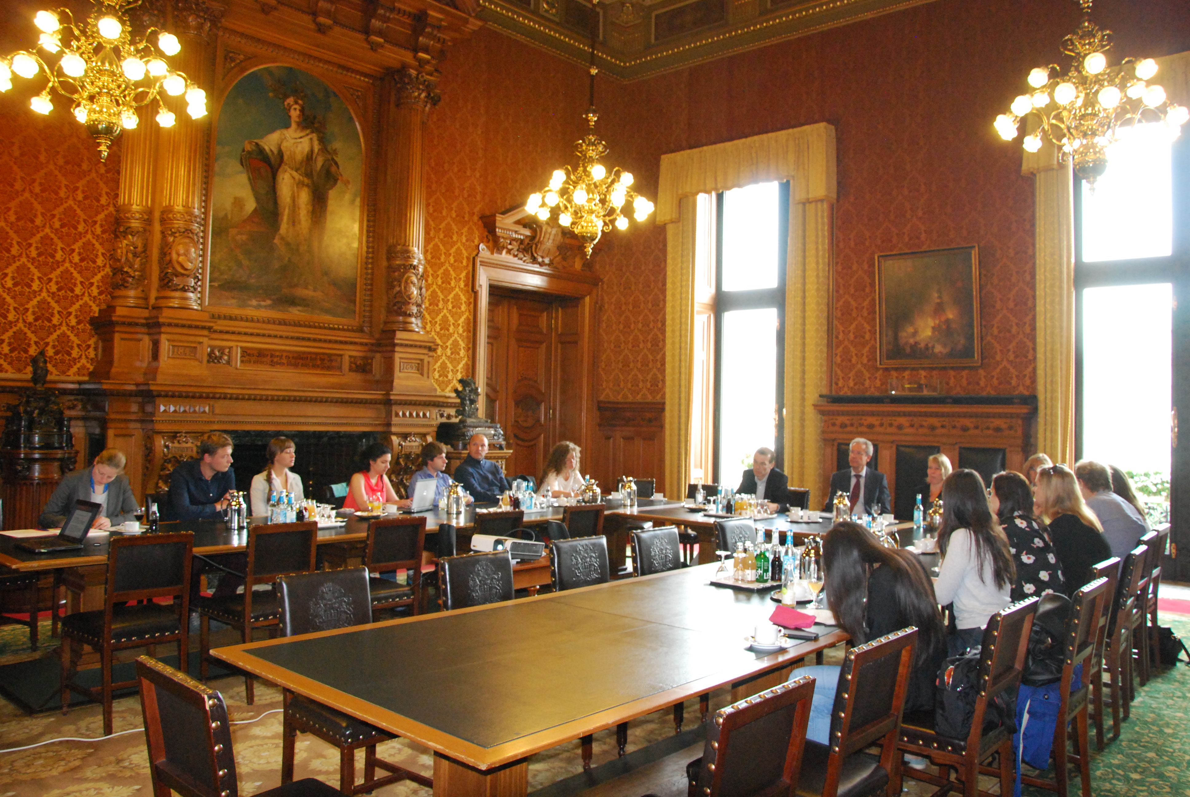 DSC_0292.JPG Teilnehmer der 2nd CBSS Summer University beim Gespräch mit Praktikern der Ostseekooperation im Hamburger Rathaus