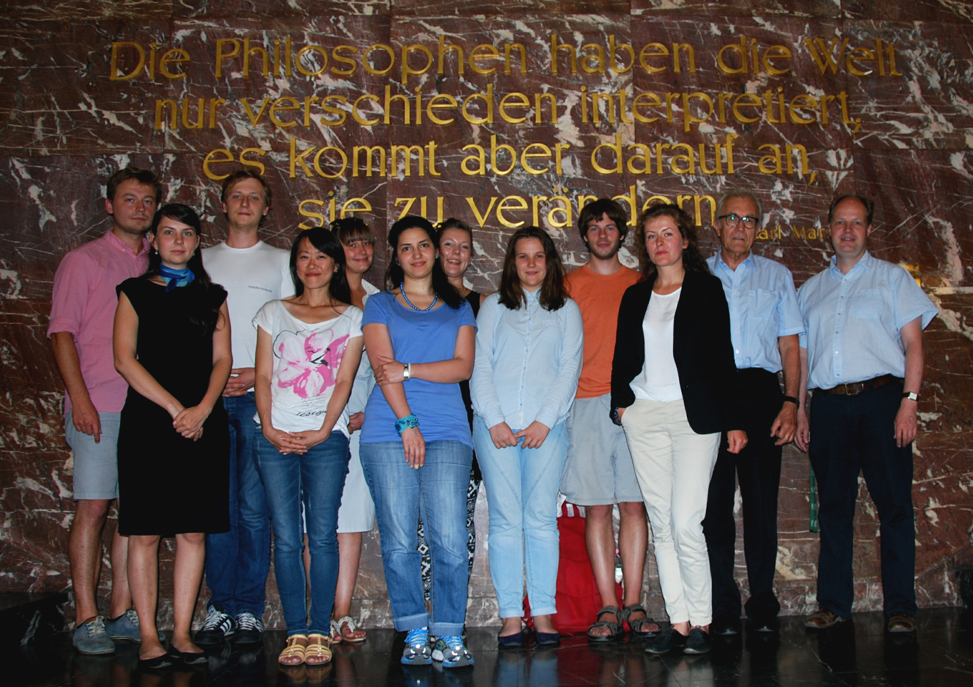 DSC_0389.JPG Teilnehmer der 2nd CBSS Summer University vor dem berühmten Zitat von Karl Marx im Hauptfoyer der Humboldt-Universität